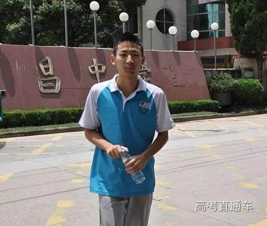 参加高考前,在遂昌中学门口拍照的郑烨。