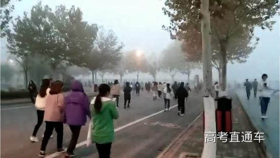 11月3日,大雾中有学生跑操的身影。受访者供图