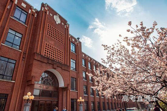 华东师范大学 中北校区物理楼与樱桃花 李振东/摄