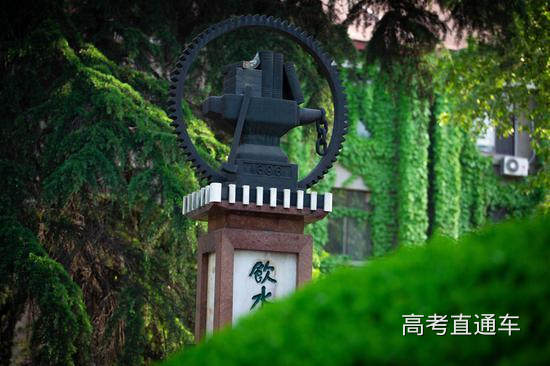 西安交通大学 承载历史的饮水思源碑 杨夫滕/摄