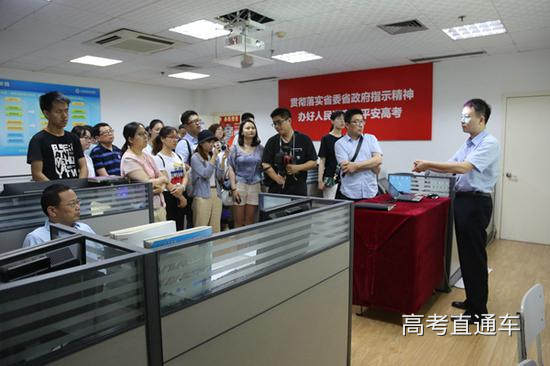 工作人员向考生和家长介绍阅卷进度 曹慧娟/摄