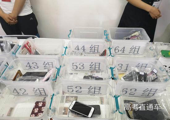 进阅卷室要存放手机等物品,并过重重安检 摄影:牛豆豆