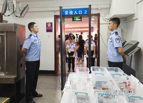 进阅卷室要存放手机等物品,并过重重安检 摄影:牛豆豆