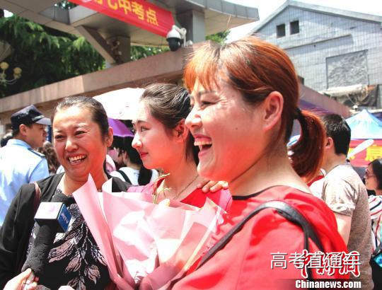 资料图:6月7日,山东考生家长为考生送鲜花。 赵晓 摄