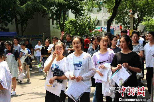 资料图:6月7日,山东高考生在第一场考试结束后走出考场。 赵晓 摄