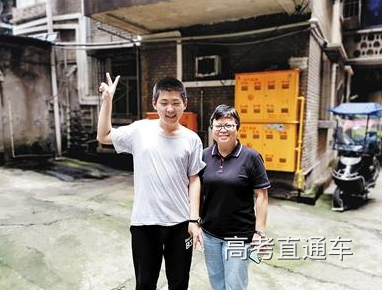 姜明宇和民警袁礼碧(右)。