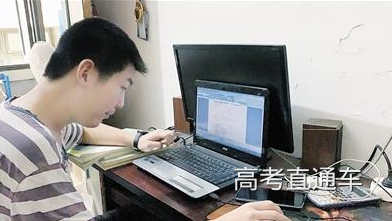 正在学习的姜明宇。