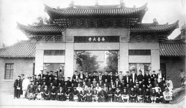 巴慕德博士于1921年接替医科创始人之一的聂会东担任齐鲁大学校长.