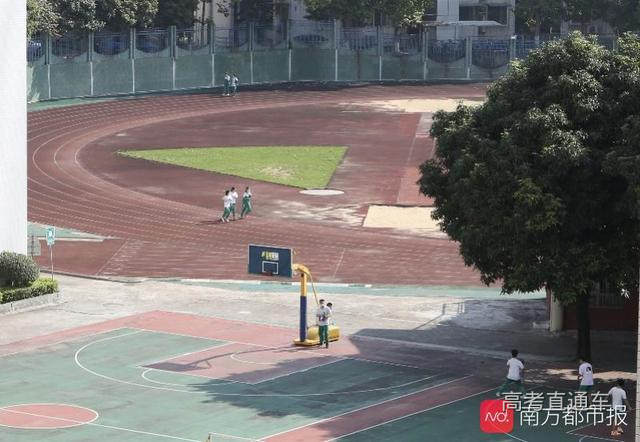 imagefile 广州中学,同学们在教室上课3。南都记者 冯宙锋 摄.jpg