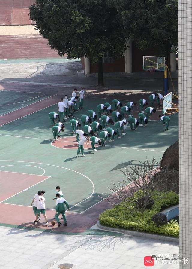 imagefile 广州中学,同学们在上体育课。南都记者 冯宙锋 摄.jpg
