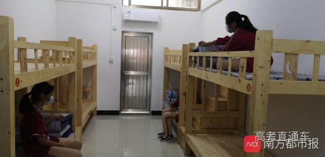 imagefile 东莞南城东晖实验学校,八人宿舍只安排四个人入住 南都记者 韩成良.jpg