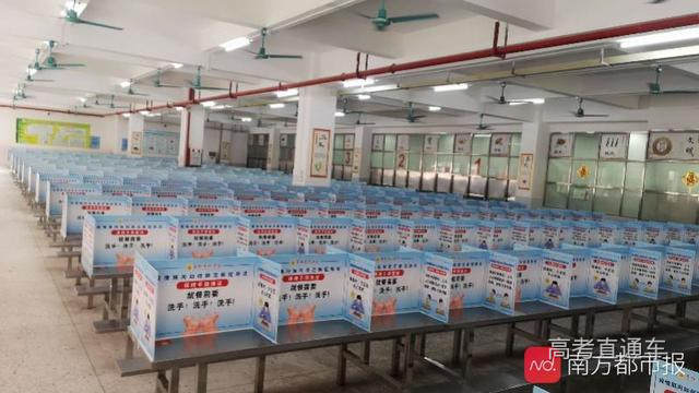 imagefile 东莞南城东晖实验学校食堂,全部设置了防护隔离板,防护隔离两不误 南都记者 韩成良.jpg