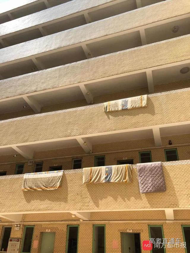 imagefile 东莞市光明中学,学生返校后晾晒被子 (南都记者韩成良).jpg
