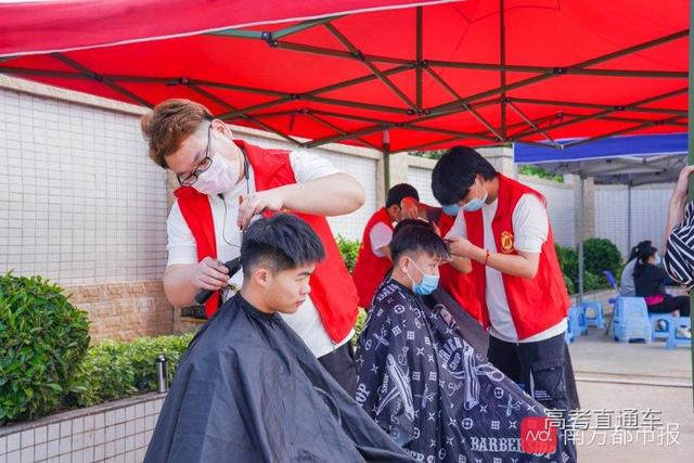 imagefile 在学校的开学指引中,惠州综合高中要求返校前整理好仪容仪表,特别要求男生不留长发,女生不得披头散发,长发需扎起来)。学校专门在入口处安排了便民理发小摊。(蔡雯 通讯员周春).jpg