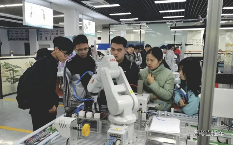 工业机器人1.jpg 图片