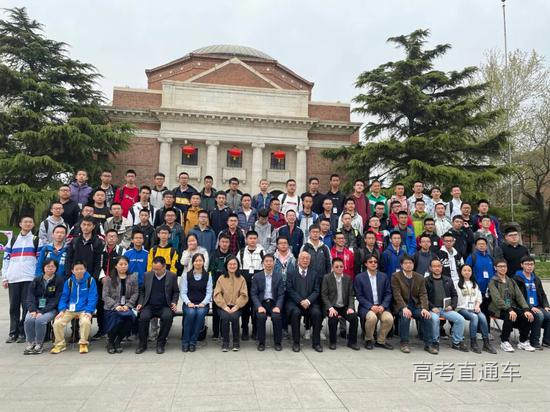 “丘成桐数学科学领军人才培养计划”首批学生合影。 本文图片受访者提供