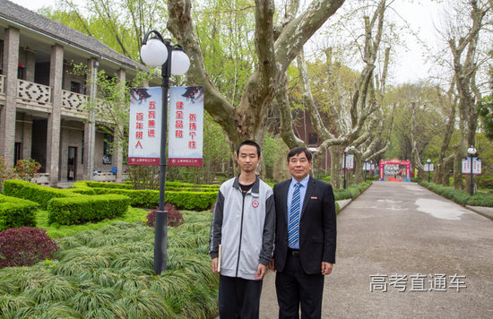 严魏敏(左)与上海市松江二中校长俞金飞。