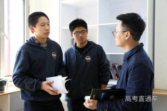 七宝中学高二学生吴博宇(左一)。