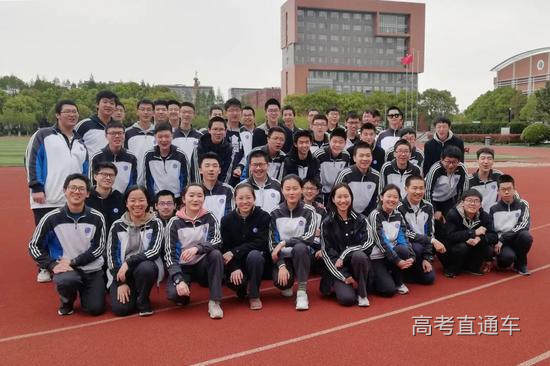 华东师大二附中高一(9)班提前拍摄“毕业照”。 本文图片受访者提供