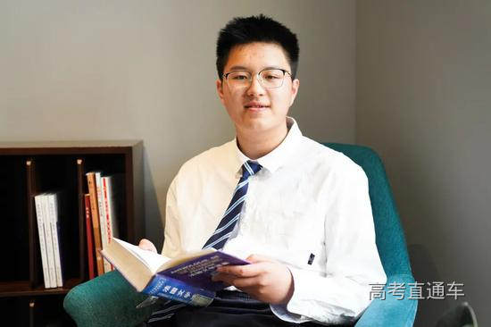 华东师大二附中霍立宁同学。