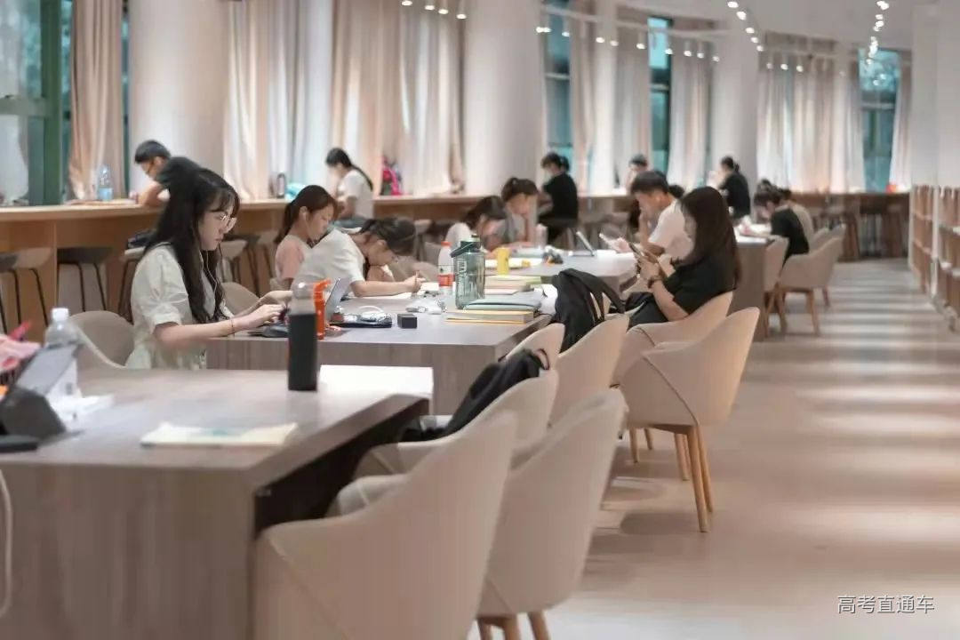 39e5f8340bf32fbc876f12699c3eb7b.jpg 图片