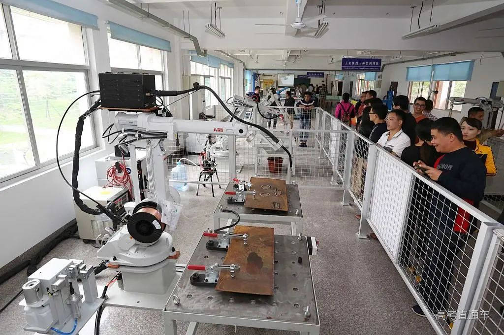 6融媒体实训基地录音棚现场实操.jpg 图片