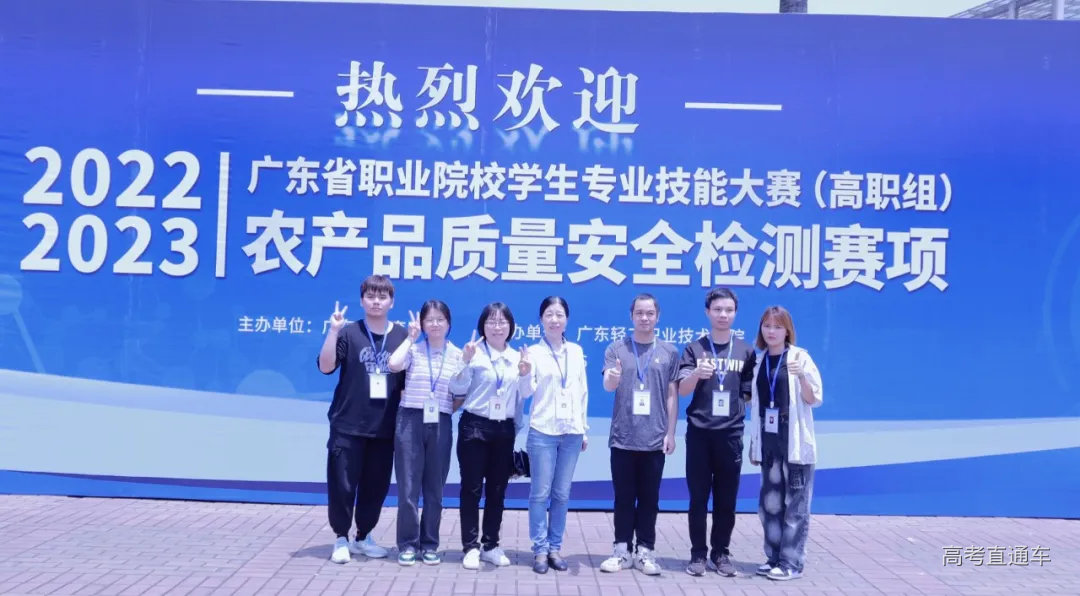 1.我院学生在进行实训.jpg 图片