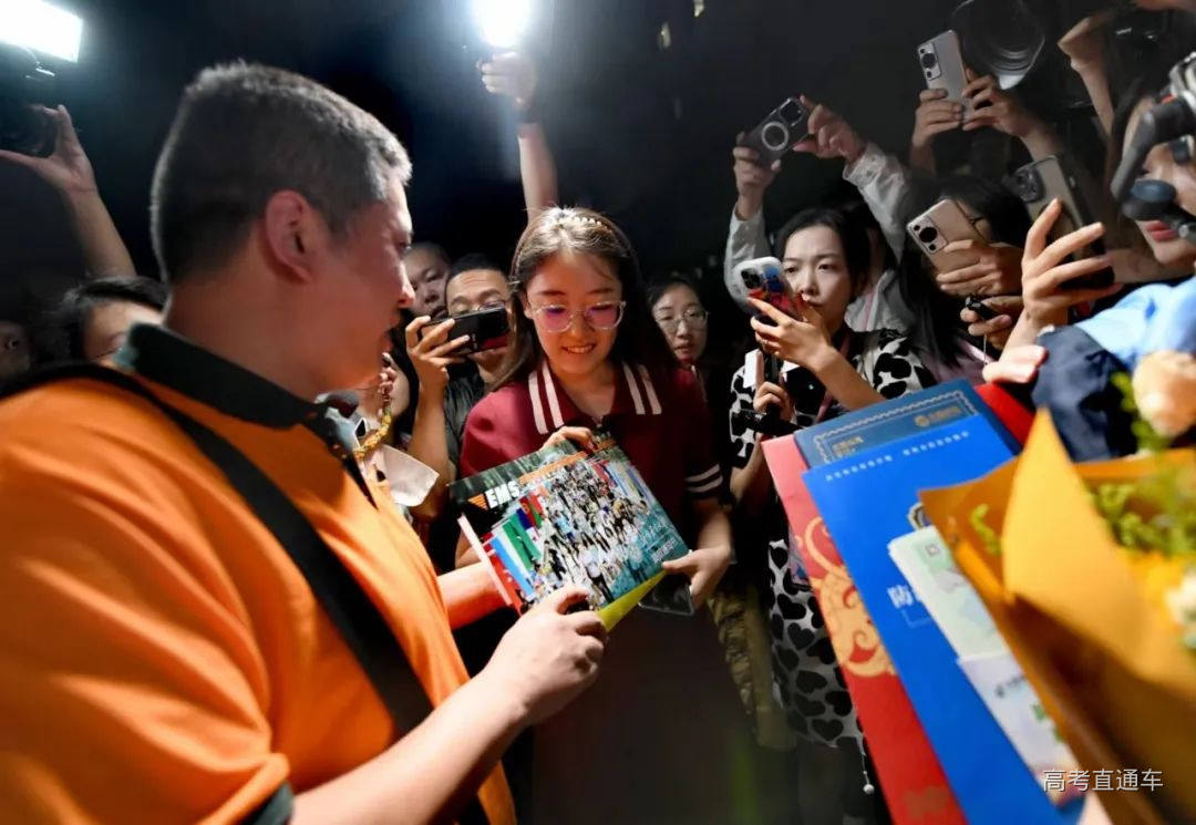 一起沾沾喜气!2024北京高考首封普招录取通知书送达!