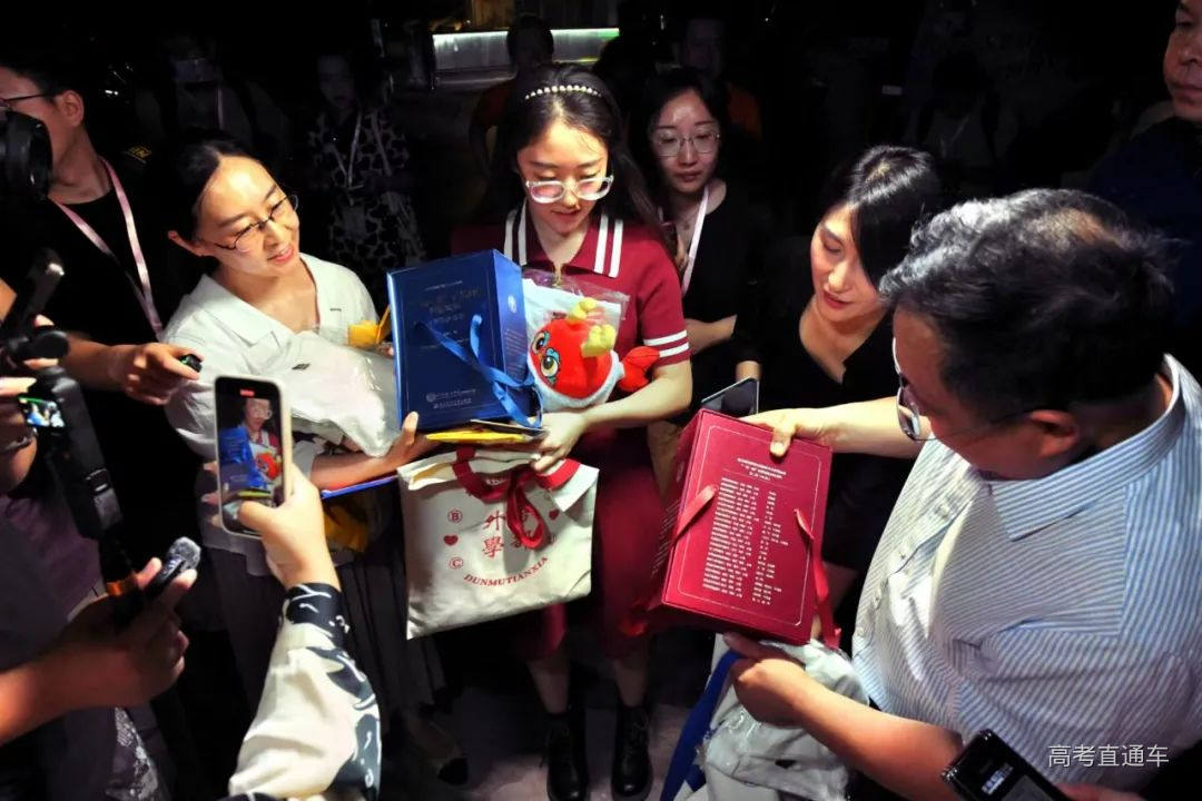 一起沾沾喜气!2024北京高考首封普招录取通知书送达!