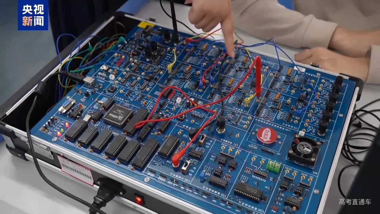 高考志愿新选择 宠物、智能农机等专业划出“新赛道”